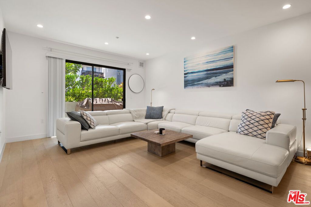 Photo of 1123 S Shenandoah Street #101, Los Angeles, CA 90035 (MLS # 25560621)