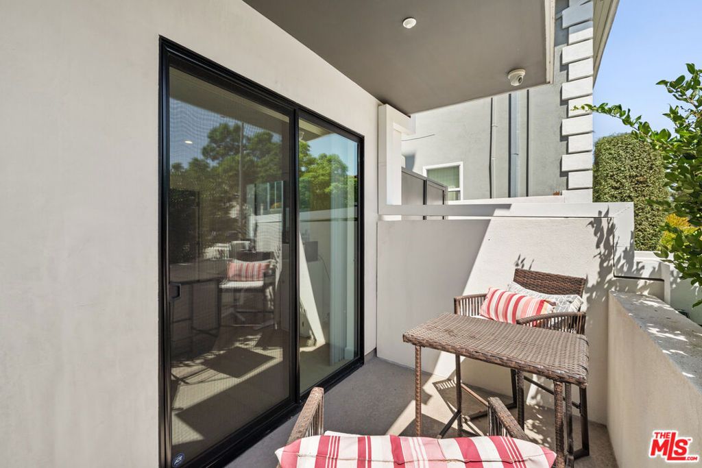 Photo of 1123 S Shenandoah Street #101, Los Angeles, CA 90035 (MLS # 25560621)