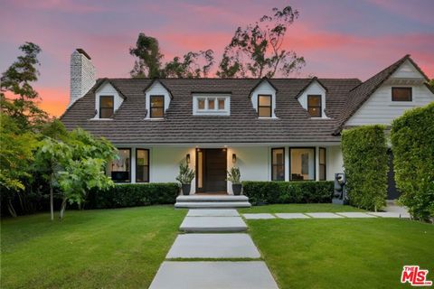 Photo of 343 Veteran Avenue, Los Angeles, CA 90024 (MLS # 26643381)