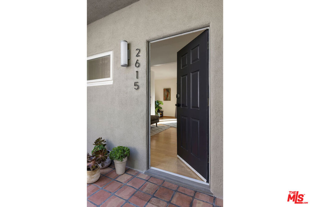 2615 Silver Ridge Avenue