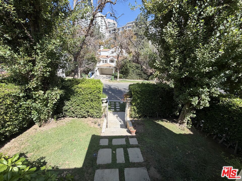 1035 Westholme Avenue