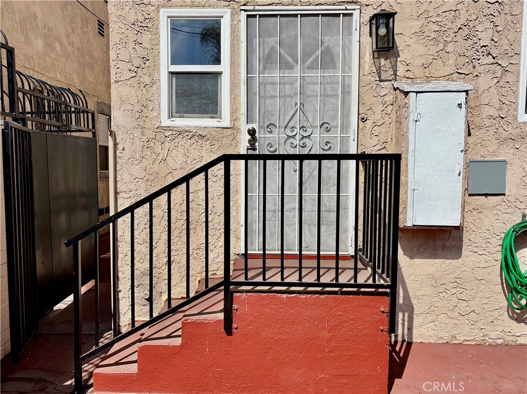 Welcome to 10518 S Vermont Avenue, Los Angeles, CA 90044! This cozy studio offers an open living space with a full kitchen and private bathroom, making it the perfect starter home or rental opportunity. The unit features natural light, efficient layout, and easy access to everything Los Angeles has to offer.
Conveniently located near major freeways (110 & 105), you’ll be just minutes from USC, Exposition Park, LA Memorial Coliseum, SoFi Stadium, and Downtown LA. Everyday necessities are within reach with nearby shopping centers, grocery stores, dining options, and public transportation.
Whether you’re looking for comfort, convenience, or investment potential, this studio checks all the boxes!