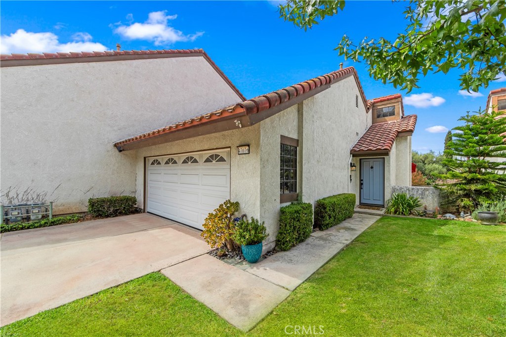 Where Style Meets Comfort in the Heart of Orange. Located in the sought-after Villa La Paloma community, this end-unit townhome lives like a single-family home. Arrive to a spacious 2-car driveway and 2-car garage, leading straight into the kitchen for ultimate convenience.
The main level boasts vaulted ceilings and an open-concept layout with a remodeled powder room, warm fireplace, and a large balcony that floods the space with natural light.
Downstairs, you’ll find a primary suite with a spacious ensuite bath plus a secondary bedroom with a walk-in closet and an adjacent full bath—ideal for guests, family, or a home office. Step outside to your private backyard, perfect for relaxing or entertaining, and enjoy access to the community’s resort-style pool and spa.