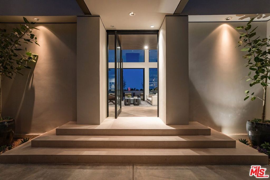 Photo of 9405 Sierra Mar Place, Los Angeles, CA 90069 (MLS # 25596197)