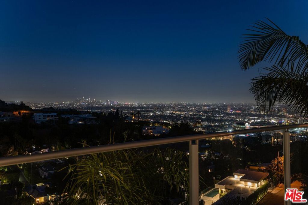 Photo of 9405 Sierra Mar Place, Los Angeles, CA 90069 (MLS # 25596197)