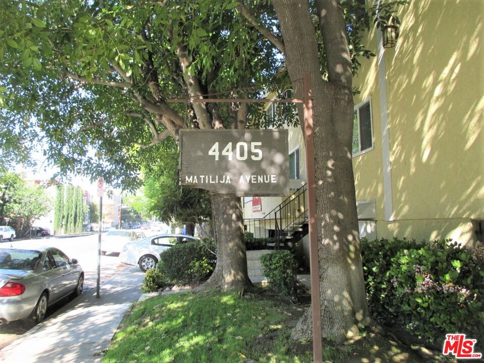 Rare Opportunity to live in this remodeled 1 bedroom + 1 full bath located in the heart of Sherman Oaks, 1 block north of vibrant Ventura Boulevard. This Light and bright open concept floor plan kitchen and living room area. The living room features new laminated flooring through, recessed lights perfect for your relaxing enjoyment. The custom kitchen has been completely remodeled, offering all new appliances, cabinets, and custom counter tops. Get this the property even has your own washer & dryer stackable for your own convenience. We are located 1 block north of Ventura Boulevard on Moorpark Street which offers walking distance to many restaurants and businesses including Sweet Butter Kitchen and the renowned Casa Vega. Ralph'.
