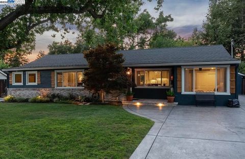 Photo of 161 Maiden Ln Ln, Danville, CA 94526 (MLS # 41118135)