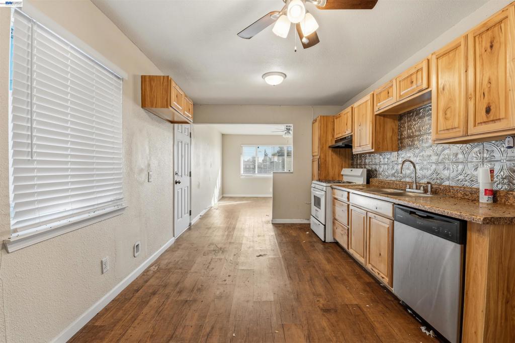 1223 W Santa Fe Ave