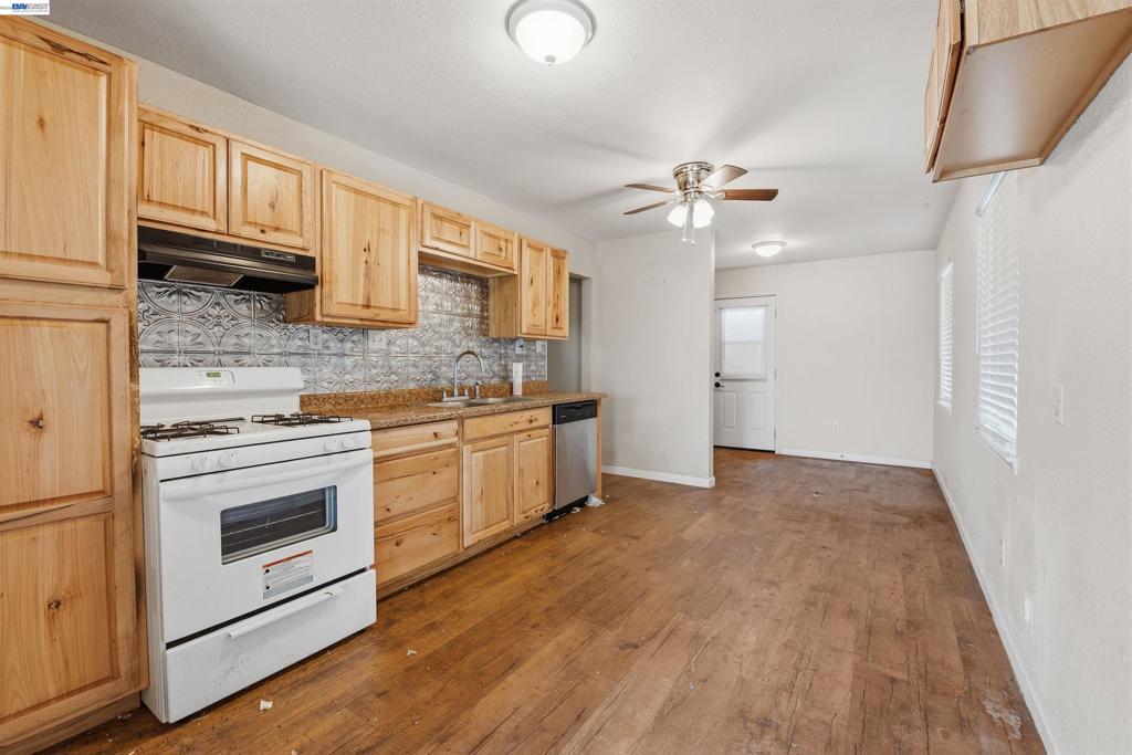 1223 W Santa Fe Ave