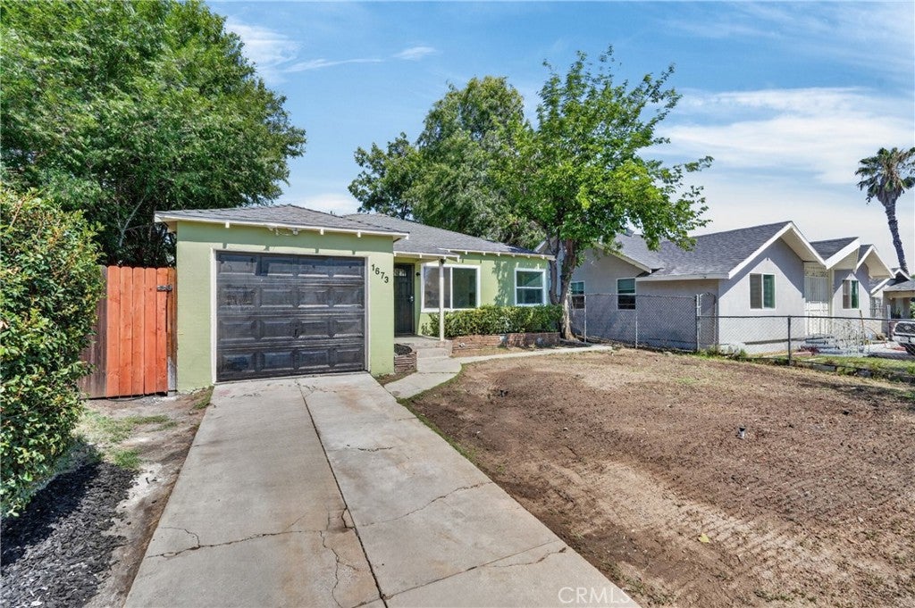 1673 N Mountain View