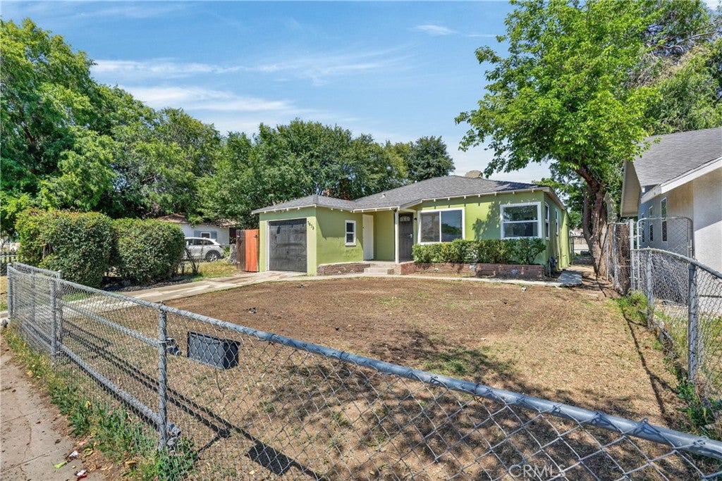 1673 N Mountain View