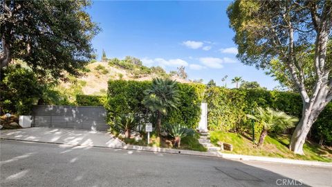 Photo of 1046 N Hillcrest Road, Beverly Hills, CA 90210 (MLS # CV25123827) Photo of 1046 N Hillcrest Road, Beverly Hills, CA 90210 (MLS # CV25123827)