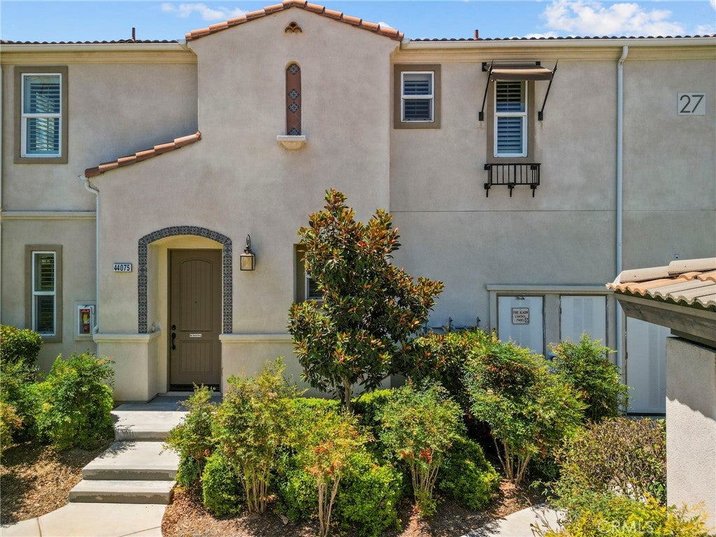 44075 Calle Luz