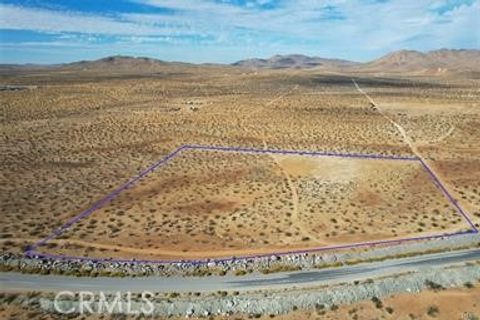 Photo of 32 Quarry Road, Apple Valley, CA 92307 (MLS # HD26024120)