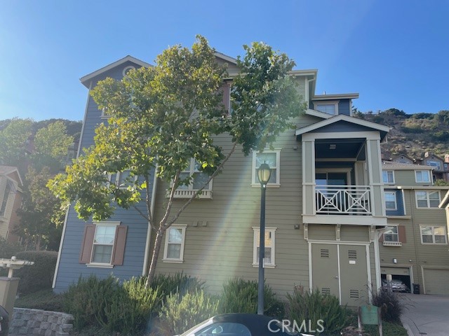 3-story 3-bedroom, 3 1/2 bathrooms luxury contemporary townhouse in a quiet, secluded, and safe neighborhood in Oakland Hills with the following features: Wide, expansive views of the Bay from all 3 floors, Large master suite on top floor with separate Caesarstone shower and oversize tub with view of the bay, Each bedroom a master suite with its own bathroom, Gourmet kitchen with granite countertops & back splash, ample cabinet space, and stainless steel appliances (dishwasher, range & oven, refrigerator, and microwave), easy entertaining, with great room (living room + dining room), dinette, 1/2 bath, and balcony on the second floor, 2-car garage with interior access and ample storage space, Laundry room with front-load washer and dryer, Wood laminate and the tile flooring throughout, and Central heat and air conditioning. Security available 24/7 for parking and security. Community center with fitness center. Immediate freeway access to highways 580 and 13, Proximity (10-25 minutes) to Berkeley, San Francisco, and downtown Oakland, transbay community bus stop within community (NX4 to San Francisco), 10-minute drive to Bay Area Rapid Transit (BART) (Coliseum, MacArthur, and Rockridge).
ONLINE APPLICATION: https://apply.link/BAdSQgm