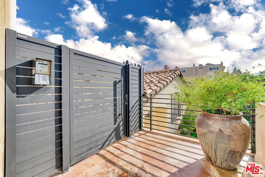 Photo of 918 S Wooster Street #1, Los Angeles, CA 90035 (MLS # 26671931)