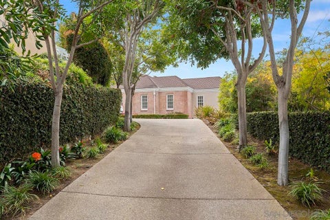 Photo of 7612 Hillside Dr Dr, La Jolla, CA 92037 (MLS # 260021494SD)