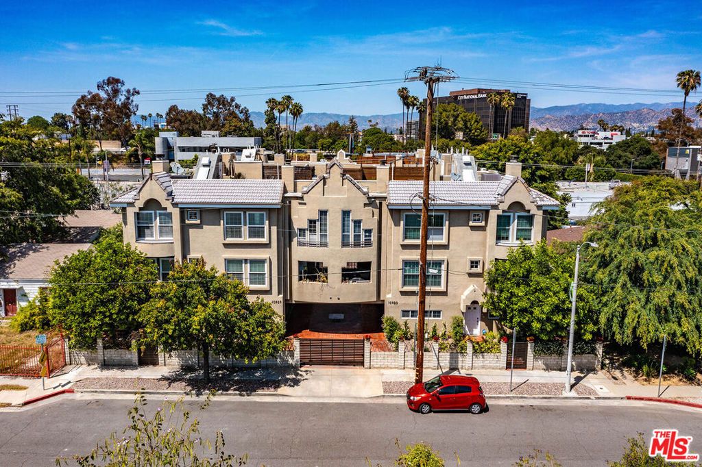 Photo of 10929 Landale Street #2, Toluca Lake, CA 91602 (MLS # 26847935)