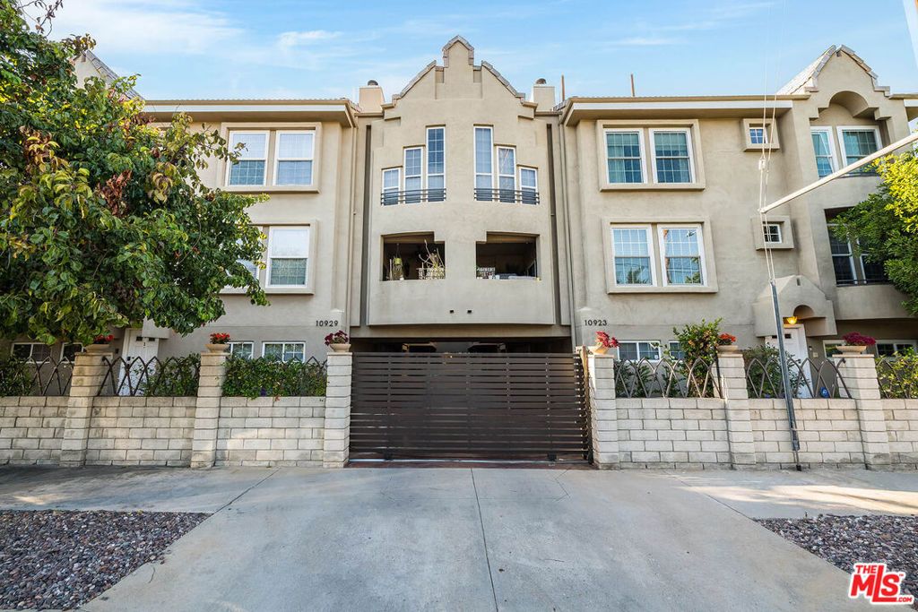 Photo of 10929 Landale Street #2, Toluca Lake, CA 91602 (MLS # 26847935)