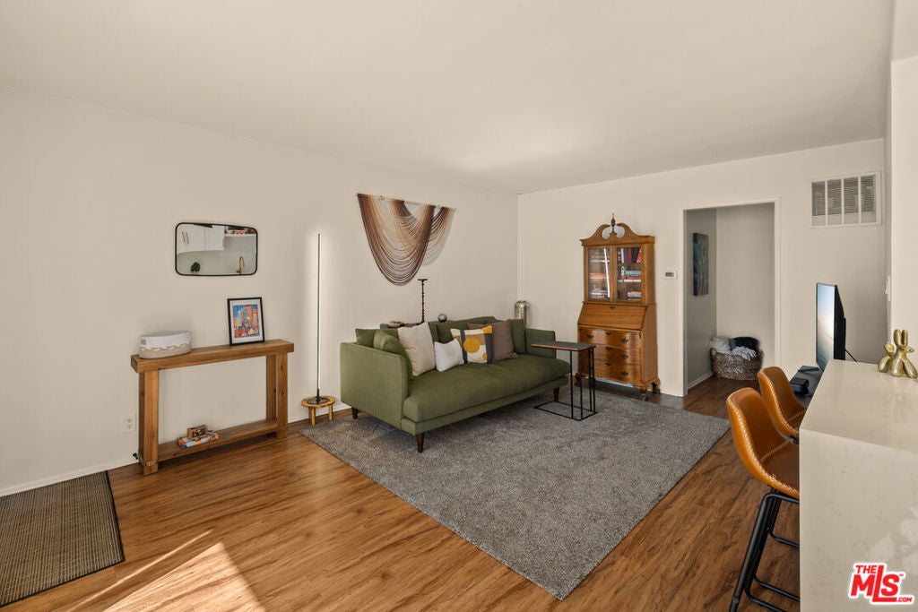 2621 Centinela Avenue 17
