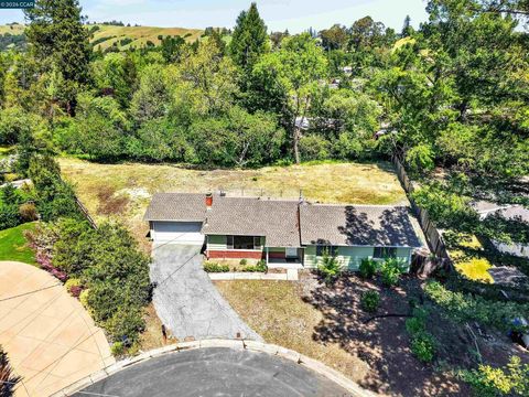 Photo of 10 Corte Sombrita, Orinda, CA 94563 (MLS # 41130545)