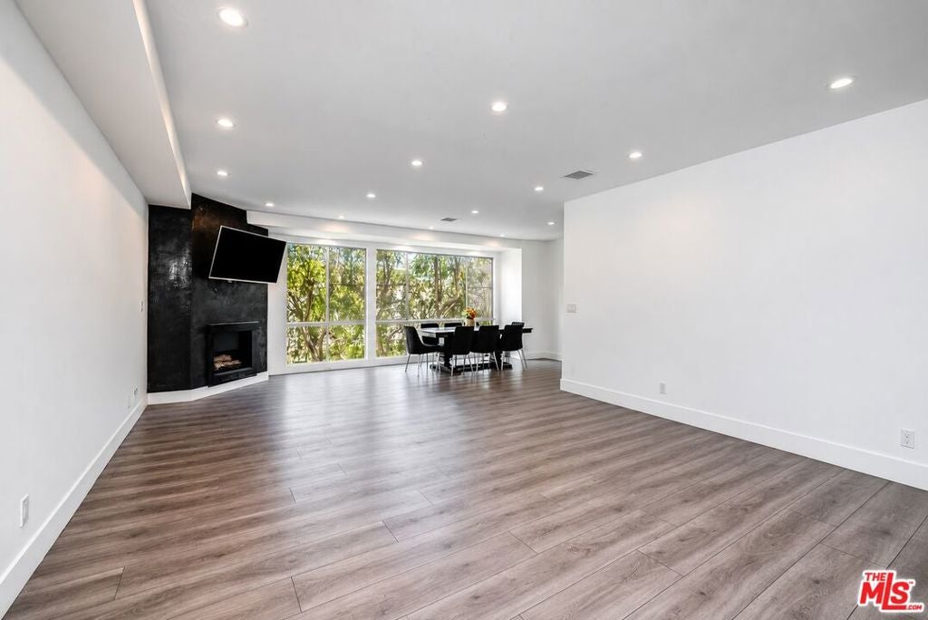 441 N Oakhurst Drive 304