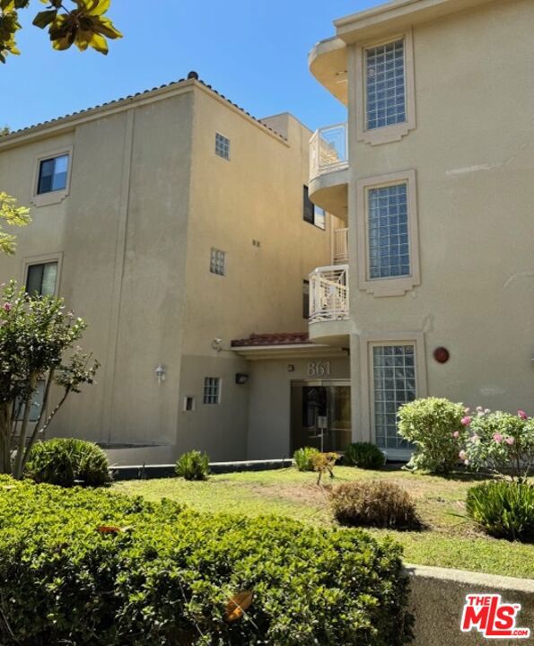 Beautifully updated condo in the heart of Mid-Wilshire! This move-in ready home features a modern kitchen, upgraded bathrooms, and timeless tile finishes. Bamboo and continuous panel wood floors flow seamlessly throughout the spacious layout, creating a warm and inviting feel. Large bedrooms and ample storage add comfort and functionality. Located in a well-maintained building with secure entry, assigned parking, and community amenities, this condo combines style and convenience. Just minutes from Koreatown, Hancock Park, Larchmont, and Downtown LA, you'll enjoy easy access to top dining, shopping, and cultural destinations. A perfect opportunity to own in one of Los Angeles' most central and desirable neighborhoods!