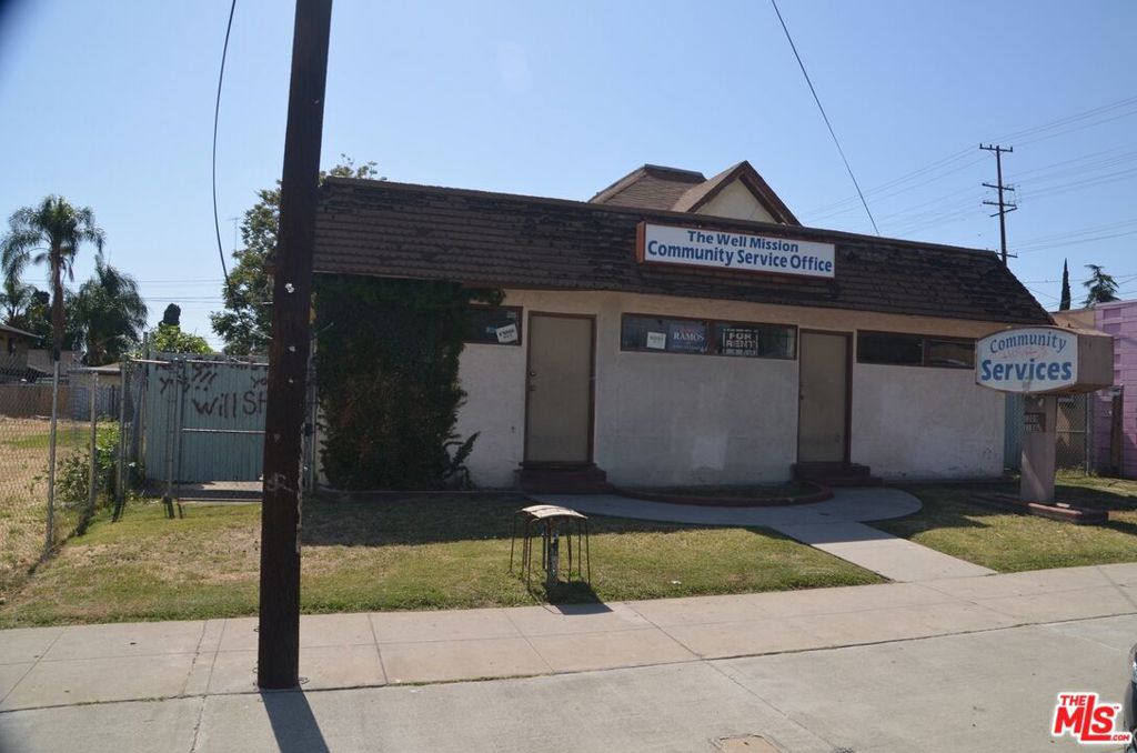 1288 N D St and 1298 N D St shall be sold together