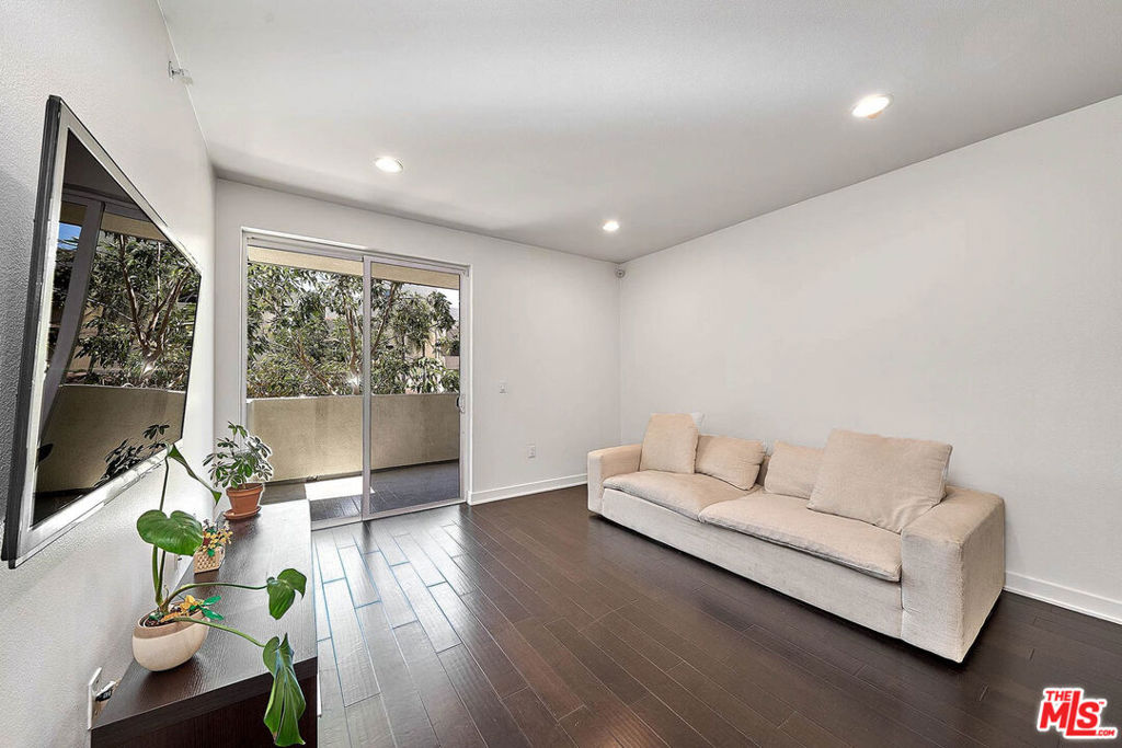 436 S Virgil Avenue 201