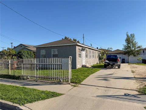 Photo of 804 E Oaks St, Compton, CA 90221 (MLS # AR26066286)