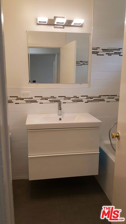 635 N Beachwood Drive 4