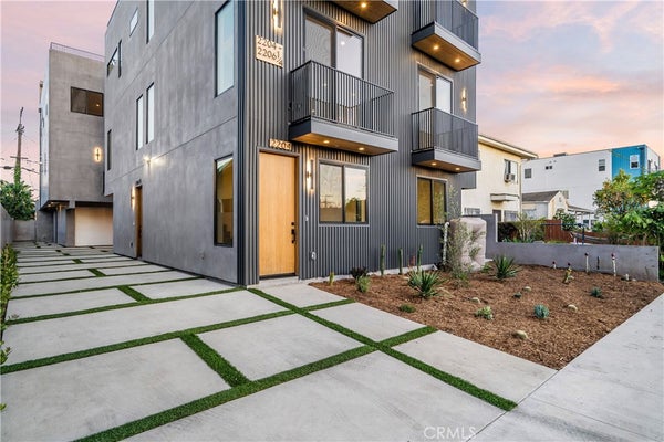 2204 CARMONA AVE, LOS ANGELES, CA 90016 - Image 9ff81fff9be7a7bc90ba5a8e4fecff07/2520729348