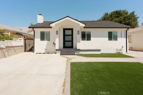 Photo of 14603 Wyandotte, Van Nuys, CA 91405 (MLS # SR26114177)