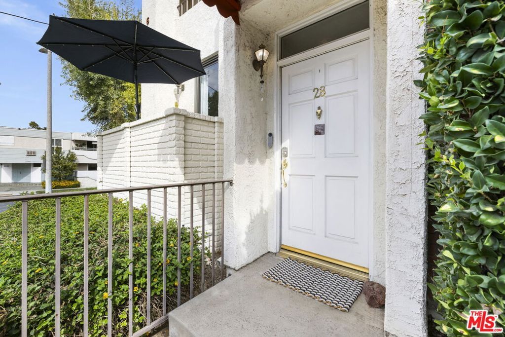 Photo of 6540 Hayvenhurst Avenue #28, Lake Balboa, CA 91406 (MLS # 25606485)