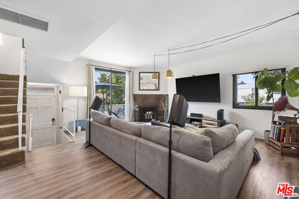 6540 Hayvenhurst Avenue 28