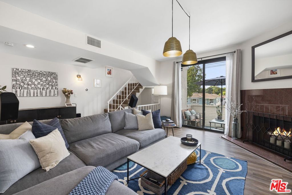 6540 Hayvenhurst Avenue 28