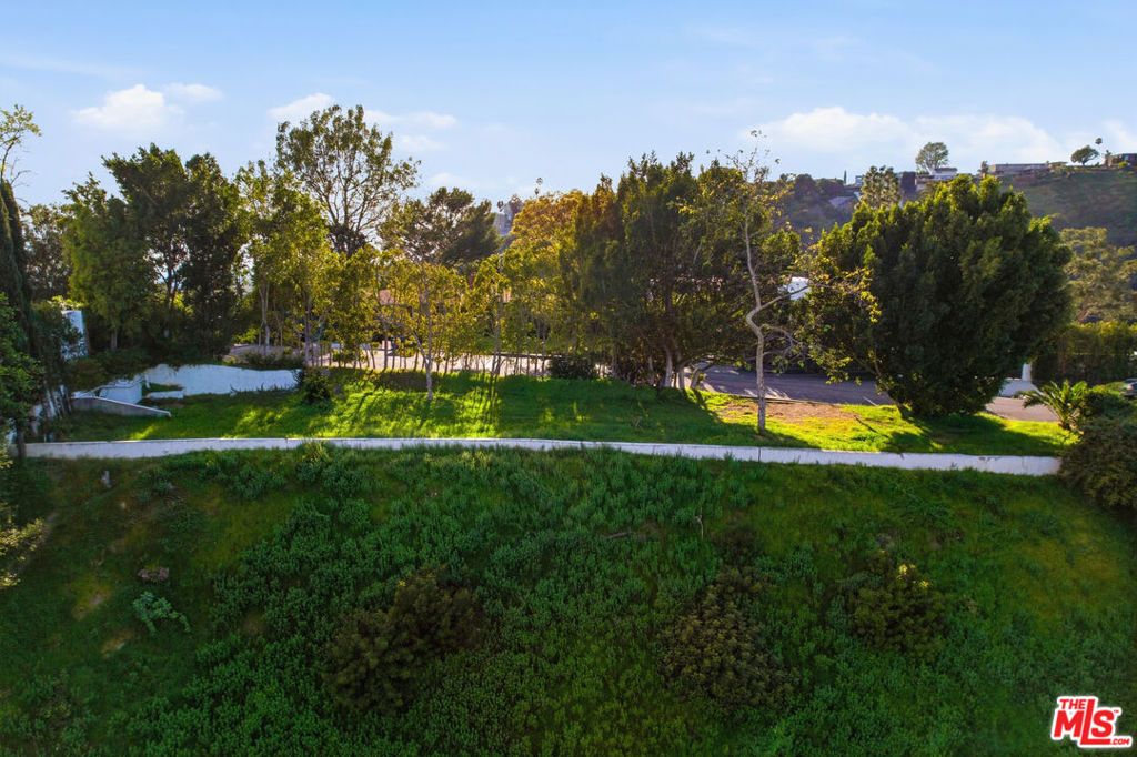 Photo of 1016 Stradella Road, Los Angeles, CA 90077 (MLS # 26647039)