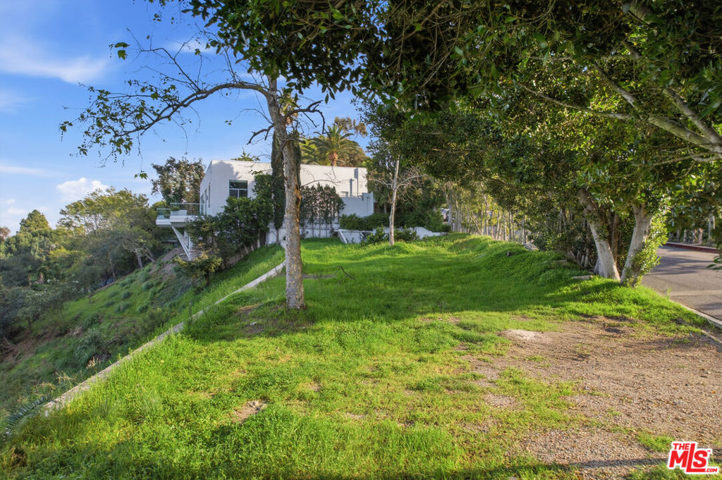1016 Stradella Road