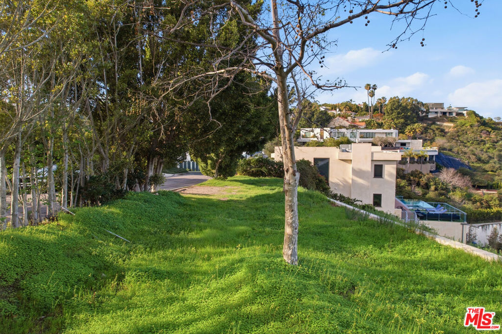 1016 Stradella Road