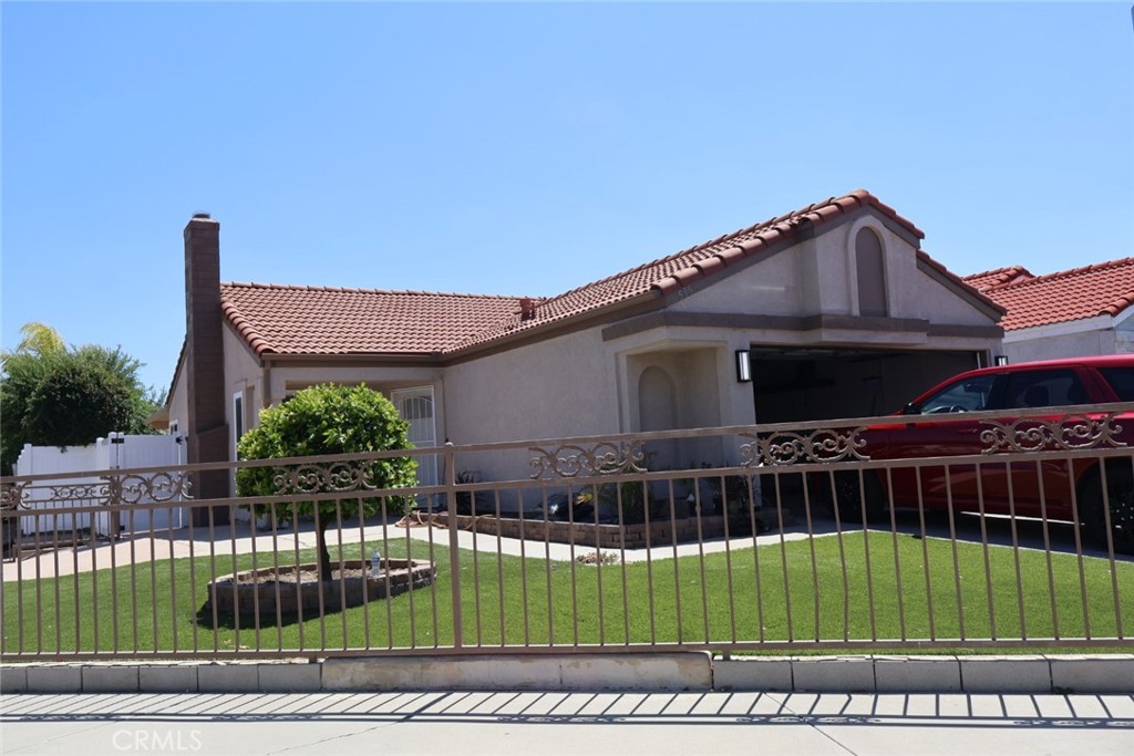 Charming single-story home on a quiet corner lot. Features vaulted ceilings, a cozy fireplace, stylish kitchen with granite countertops and stainless steel appliances and new carpet throughout. Two comfortable bedrooms, full bath and attached 2-car garage with laundry hookups.
Located in a peaceful Perris neighborhood near schools, parks, shopping and freeway access. Ideal for small families, couples or professionals.