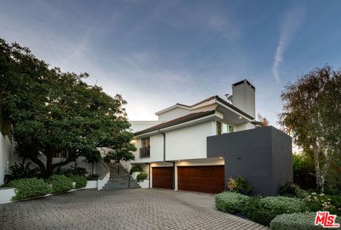 Photo of 12047 Summit Circle, Beverly Hills, CA 90210 (MLS # 26639701)