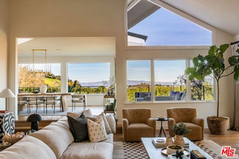 Photo of 12047 Summit Circle, Beverly Hills, CA 90210 (MLS # 26639701)