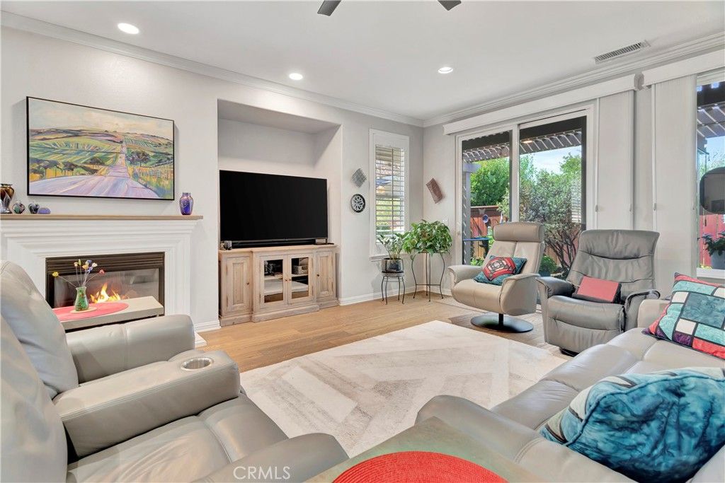 listing image 130720353748162957636