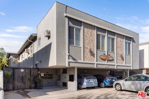 Photo of 103 N Hayworth Avenue, Los Angeles, CA 90048 (MLS # 25557569) Photo of 103 N Hayworth Avenue, Los Angeles, CA 90048 (MLS # 25557569)