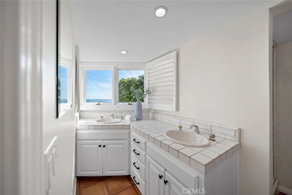 Laguna Beach, California 92651, United States, 4 Bedrooms Bedrooms, ,5 BathroomsBathrooms,Residential,Active,170765