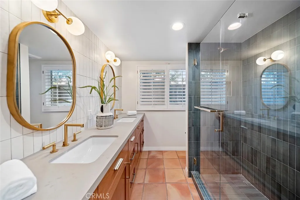 Laguna Beach, California 92651, United States, 4 Bedrooms Bedrooms, ,5 BathroomsBathrooms,Residential,Active,170765