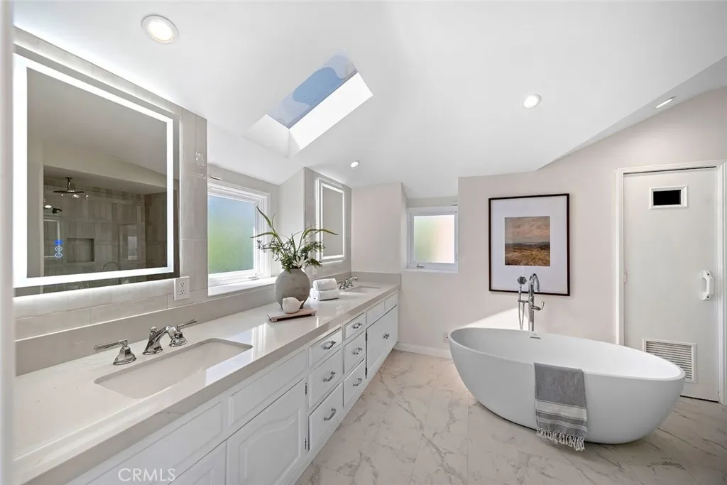 Laguna Beach, California 92651, United States, 4 Bedrooms Bedrooms, ,5 BathroomsBathrooms,Residential,Active,170765