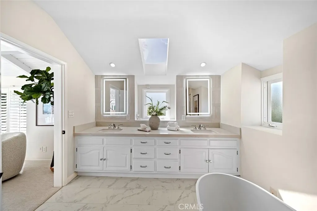 Laguna Beach, California 92651, United States, 4 Bedrooms Bedrooms, ,5 BathroomsBathrooms,Residential,Active,170765