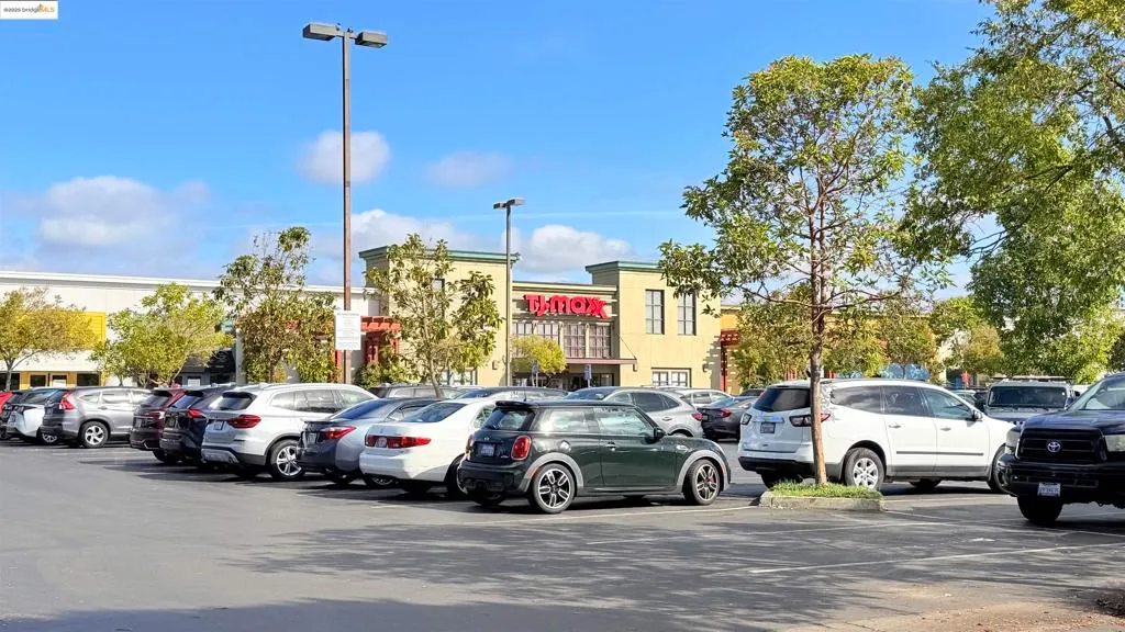 Alameda, California 94501, United States, 2 Bedrooms Bedrooms, ,2 BathroomsBathrooms,Residential,Active,242424