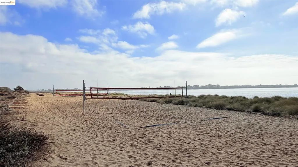 Alameda, California 94501, United States, 2 Bedrooms Bedrooms, ,2 BathroomsBathrooms,Residential,Active,242424